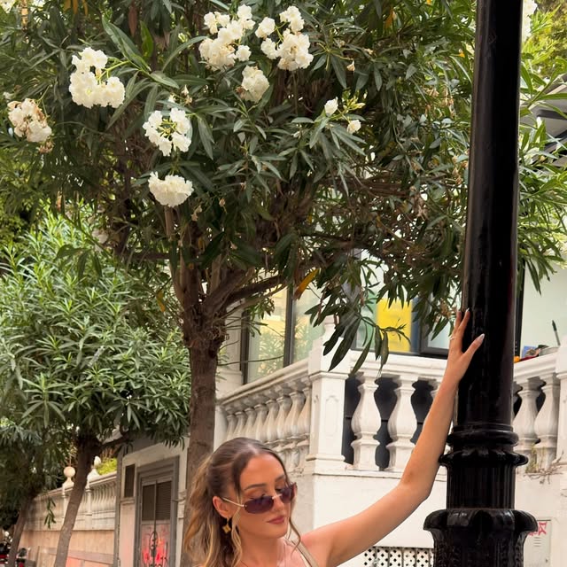 Brónagh under oleander trees on a Málaga street
